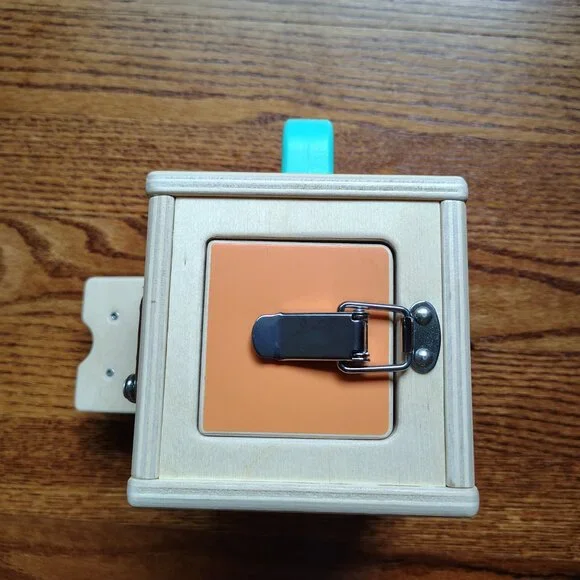 Lovevery bus and lockbox from the Realist playkit (19-21m) - Picture 8 of 16